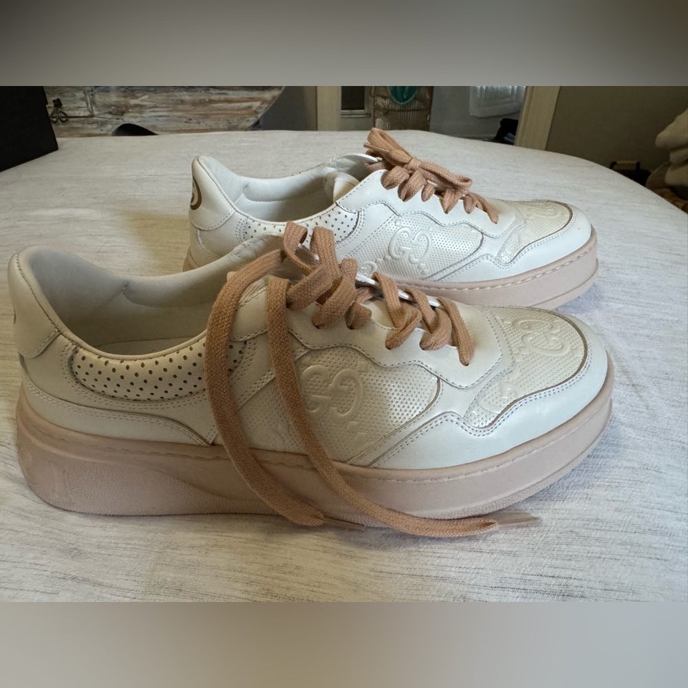 Gucci Women’s Pink and white shoe Size 42